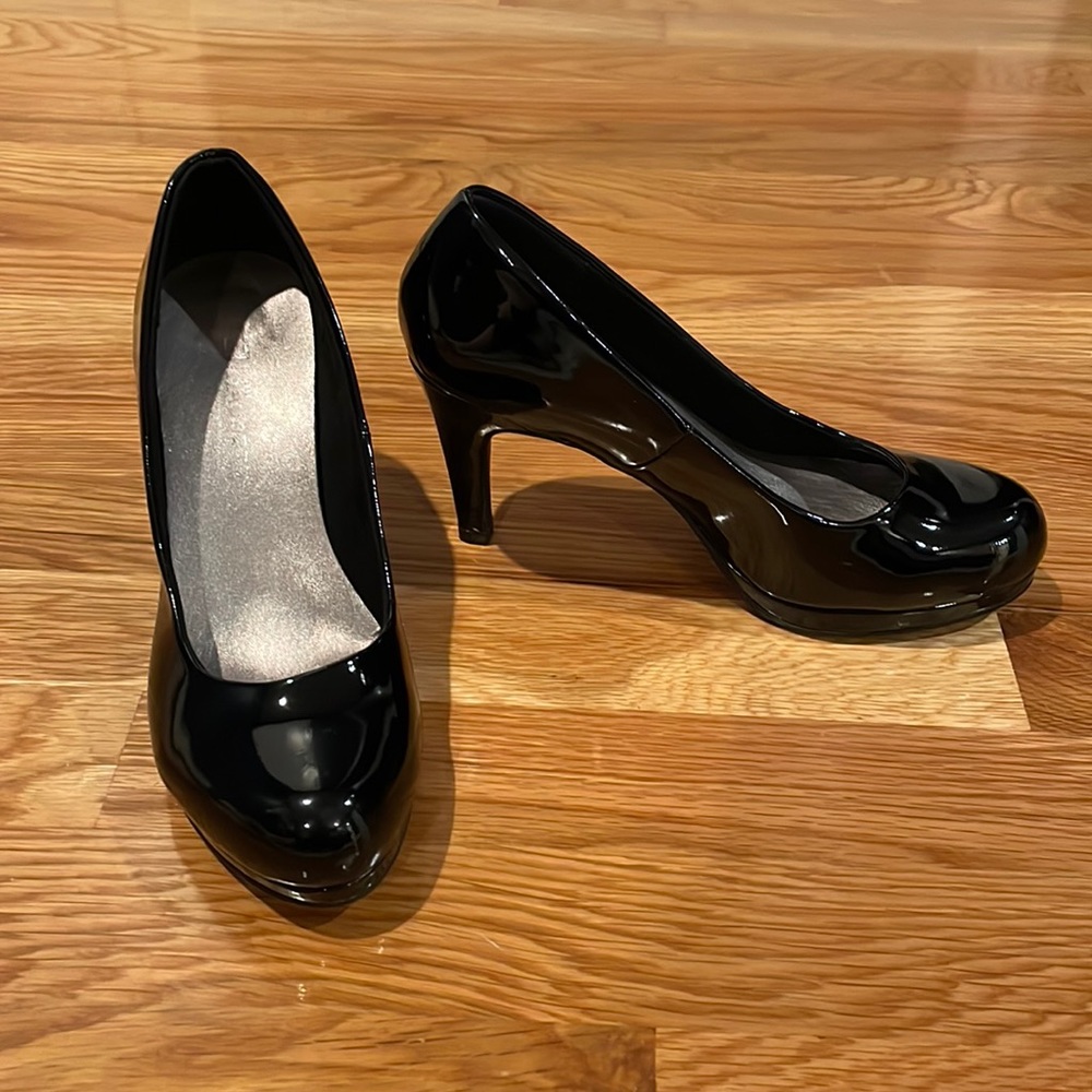 CL By Laundry Platform Pumps. Size 7M.